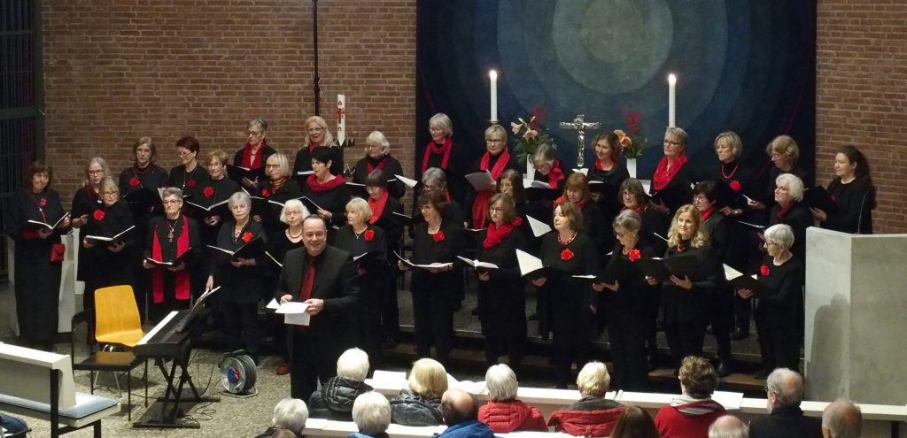 Frauenchor Sasel beim Weihnachtskonzert 2025 vor dem Altar der Vicelin-Kirche